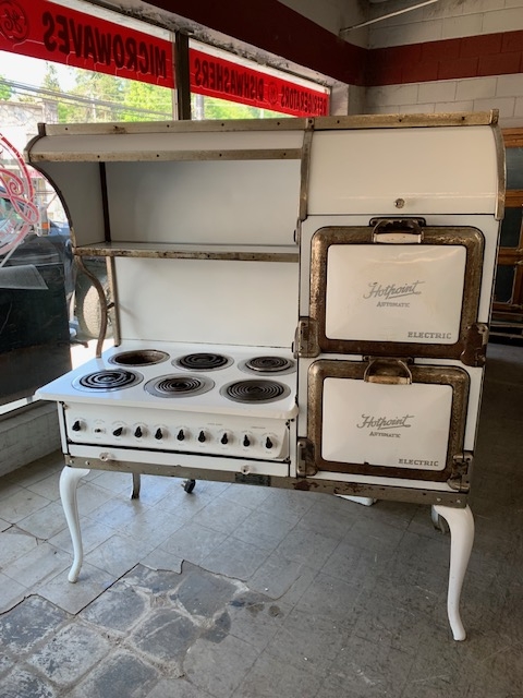 https://www.antiqueappliances.com/wp-content/uploads/1926-Hotpoint-6-burner-Dble-oven-1-rotated.jpg